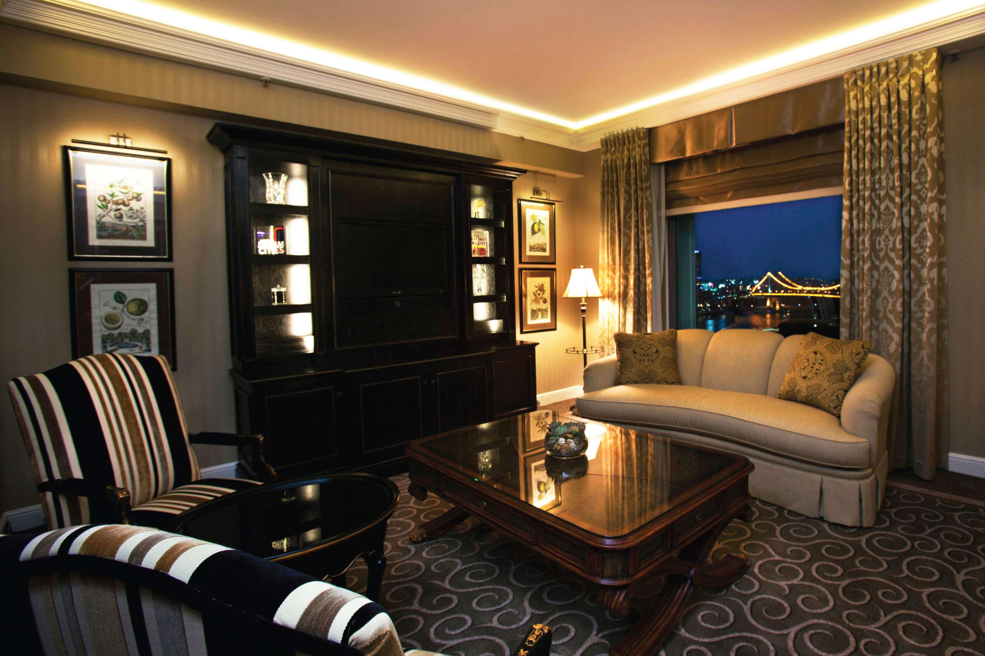 فندق ستامفورد بلازا بريسبان بريزبين المظهر الخارجي الصورة A living room at the Mandarin Oriental, London