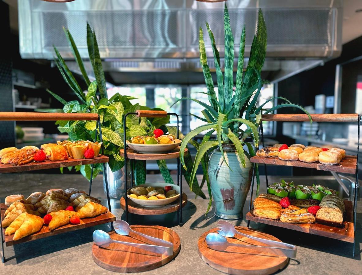 فندق ستامفورد بلازا بريسبان بريزبين المظهر الخارجي الصورة A selection of tapas at a restaurant in Madrid, Spain