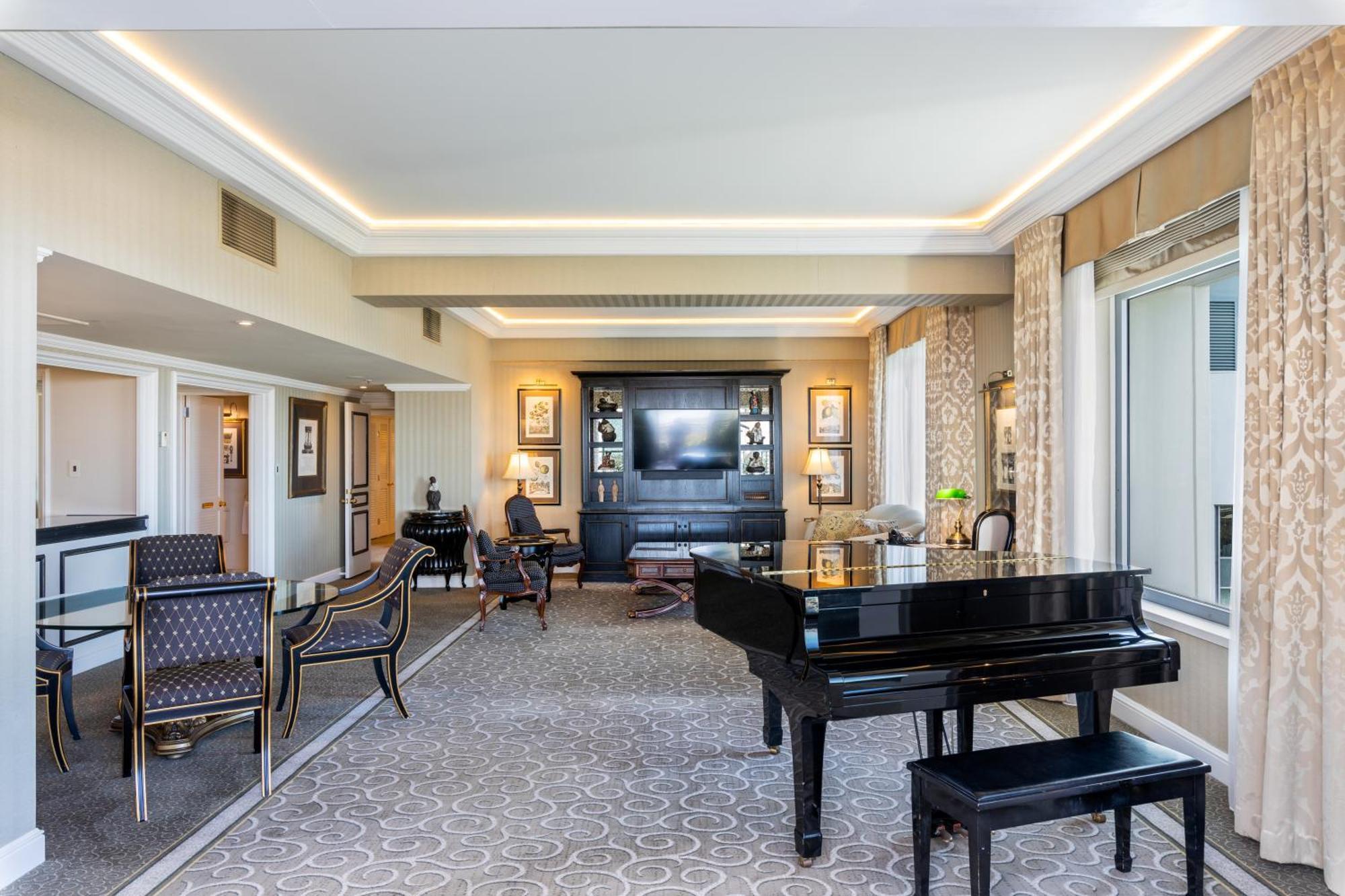فندق ستامفورد بلازا بريسبان بريزبين المظهر الخارجي الصورة The living room of a suite at the Waldorf Astoria Washington DC