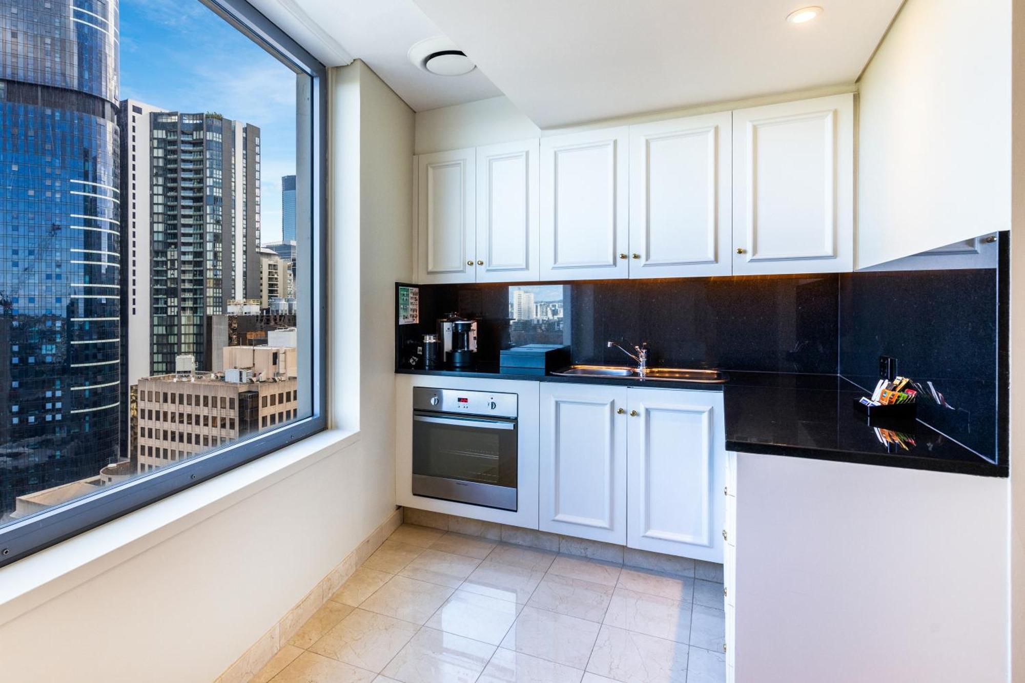فندق ستامفورد بلازا بريسبان بريزبين المظهر الخارجي الصورة A kitchen in a typical apartment