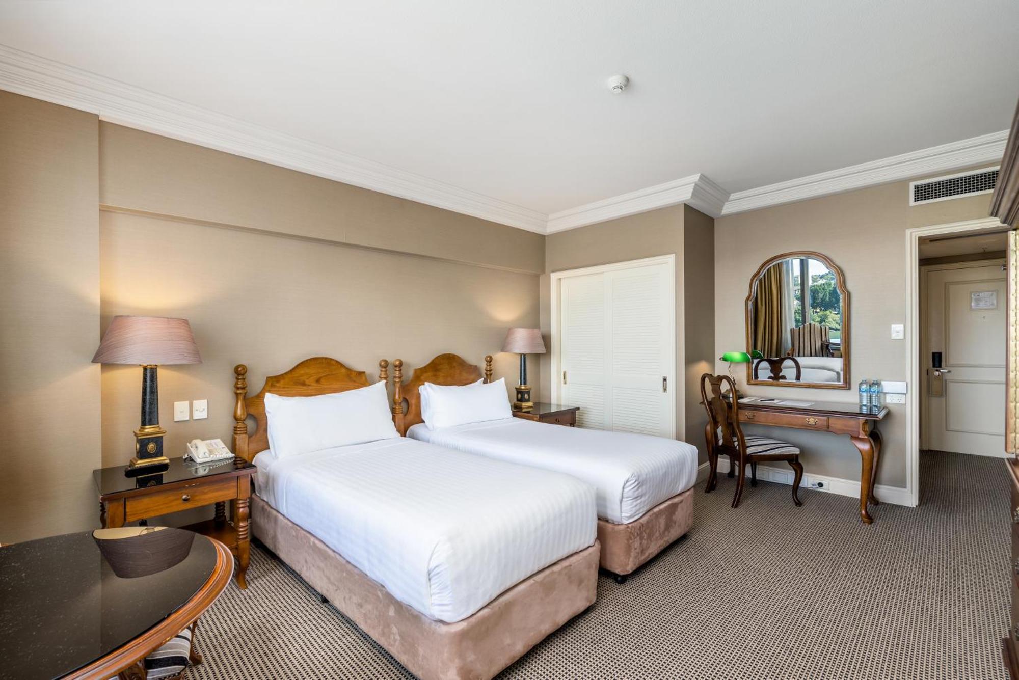 فندق ستامفورد بلازا بريسبان بريزبين المظهر الخارجي الصورة A room at the Cape Town Protea Hotel