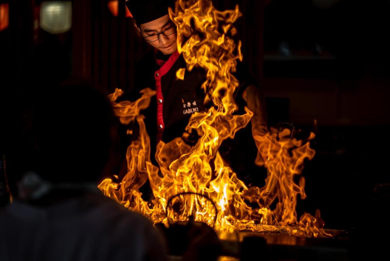 فندق ستامفورد بلازا بريسبان بريزبين المظهر الخارجي الصورة A chef cooking with a flaming wok
